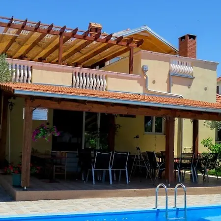 Studio With Pool Apartment