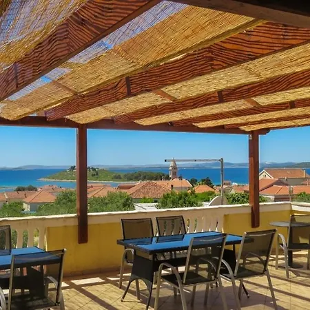 Studio With Pool Pakoštane