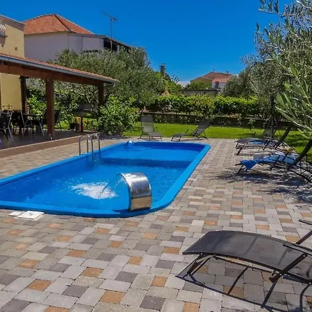 Studio With Pool Pakoštane